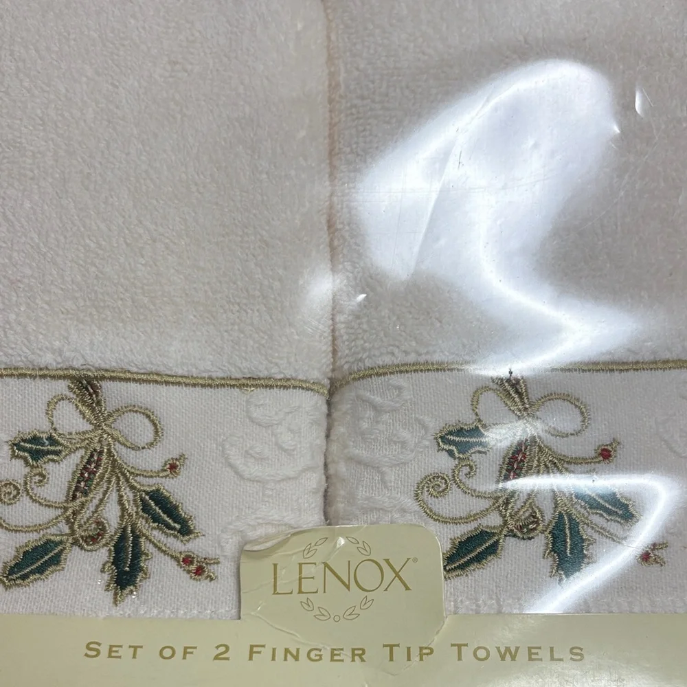 Lenox Cream Green Red Gold Embroidered set of 2 Finger Tip Towels